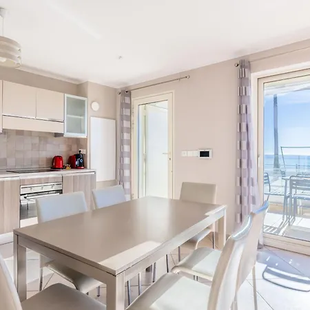 Le Midi 8 By Estates